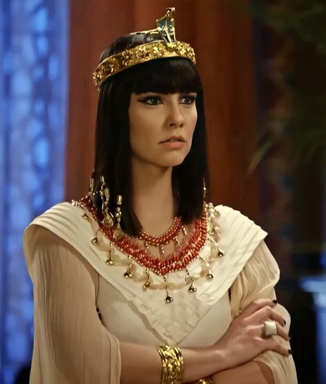 #rainhanefertari #nefertari #osdezmandamentos Egypt Costume, Queen Nefertari, Candice King, Egyptian Style, Brendan Fraser, Familia Real, Dress Aesthetic, Mean Girls, Ancient Egypt