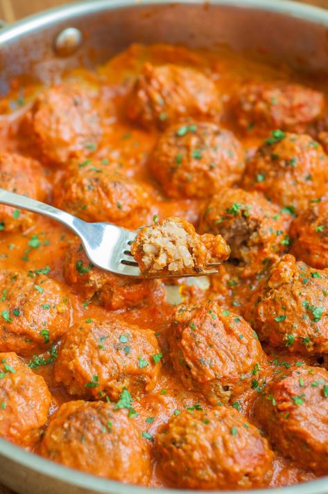 Russian Meat Recipes, Russian Meatballs, Meat Patties, Russian Dishes, Eastern European Recipes, Russian Food, European Recipes, Ukrainian Recipes, Creamy Tomato Sauce