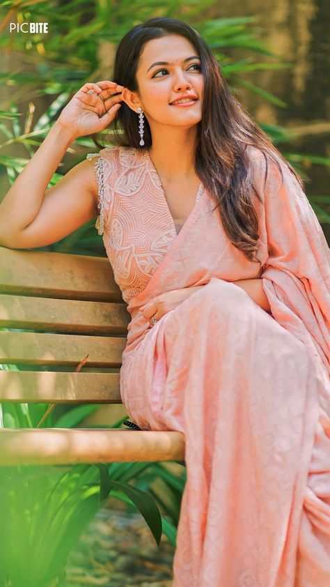 Aparna Das Wallpaper Aparna Das, Poses Women, Anupama Parameswaran, Indian Jewellery Design, Wallpaper Images, Photography Poses Women, Actor Photo, Hd Images, Bollywood Actress