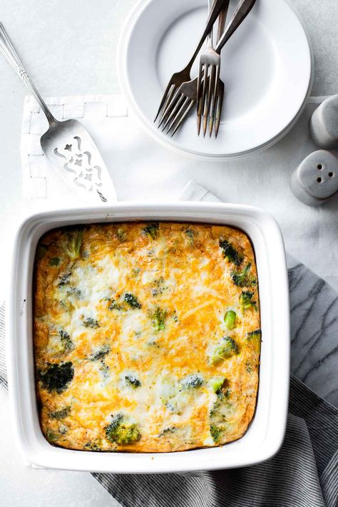 This Keto Friendly Broccoli Egg Bake breakfast Casserole is a high-protein, low carb recipe to make for brunch or meal prep. Broccoli Egg Bake, Egg And Cheese Bake, Egg Bake Recipe, Healthy Ham, Ham And Broccoli, Baked Breakfast Casserole, Broccoli Benefits, Easy Breakfast Options, Baked Eggs Recipe