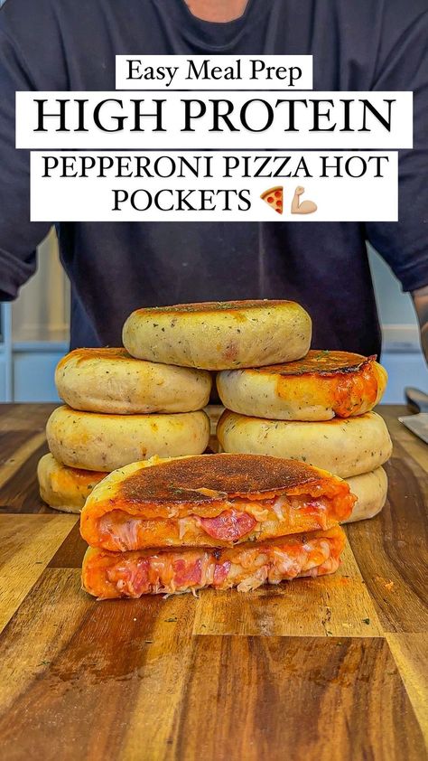 High Protein Pepperoni Pizza Hot Pockets🍕💪🏼 Easy Meal Prep!🔥 (Macros: Per Hot Pocket - Recipe Makes 8) 280 Calories 29gC | 6gF |… | Instagram Pizza Hot Pockets, Hot Pocket Recipes, Pizza Pocket, Pizza Hot, High Protein Dinner, Self Raising Flour, Protein Dinner, Low Fat Cheese, High Protein Meal Prep