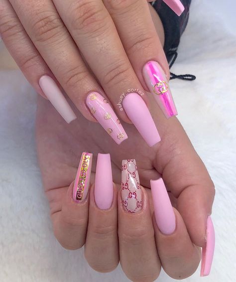 Pink Nails Wallpaper, Gucci Nails Designs, Gucci Nail Art, Nails Gucci, Gucci Nails, Pink Nail Art Designs, Designer Nails, Nails Aesthetic, Cute Acrylic Nail Designs