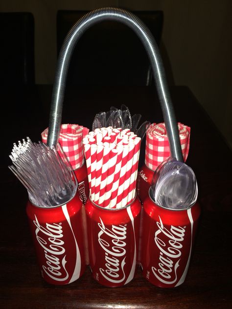 Recycled coke can caddy Coca Cola Theme Party, Coca Cola Party Theme, Coke Party, Birthday Diner, 50s Party Decorations, Coke Can Crafts, Coca Cola Gifts, Coca Cola Party, Coca Cola Merchandise