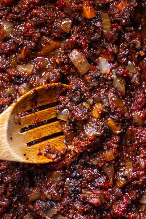 This hearty, vegan Bolognese is made in a slow cooker. You won’t believe how simple it is and it tastes just like the classic Bolognese you're used to. Black Bean Bolognese, Bolognaise Recipe, Classic Bolognese, Mushroom Slow Cooker, Slow Cooker Vegan, Vegetarian Bolognese, Mushroom Bolognese, Slow Cooker Bolognese, Vegan Slow Cooker Recipes