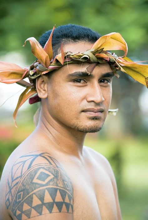 A traditional look in Apia, Samoa. ** Jim Carroll, Tribe Fashion, Polynesian People, Polynesian Men, Polynesian Culture, Cultural Diversity, Island Design, We Are The World, Man Men