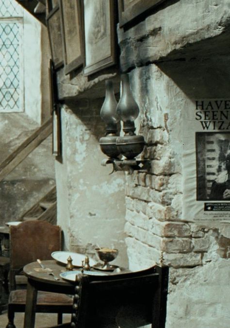 Leaky Cauldron set - HP and the Prisoner of Azkaban Harry Potter Places, Leaky Cauldron, Harry Potter Set, Rowling Harry Potter, Yer A Wizard Harry, The Prisoner, The Prisoner Of Azkaban, Hogwarts Aesthetic, Harry Potter Room