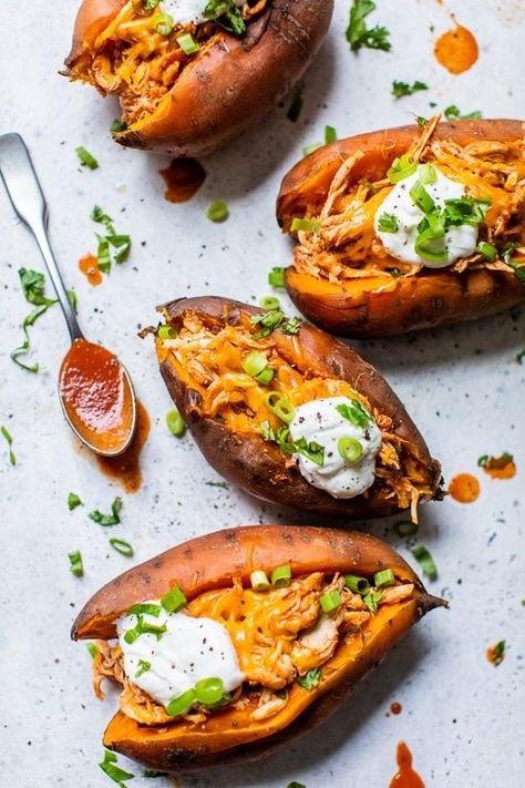 Sweet Potato Slow Cooker Recipes, Enchilada Stuffed Sweet Potatoes, Enchiladas Sauce, Homemade Enchilada Sauce Recipe, Recipes With Enchilada Sauce, Clean Chicken, Stuffed Sweet Potatoes, Loaded Sweet Potato, Skinnytaste Recipes