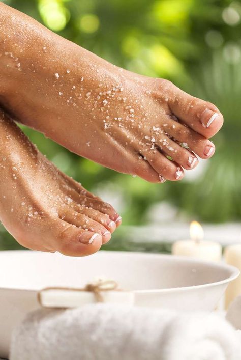 Diy Foot Scrub Recipes, Foot Scrub Recipe, Homemade Foot Scrub, Foot Scrub, Foot Spa, Cracked Heels, Scrub Recipe, Detox Your Body, Foot Massage