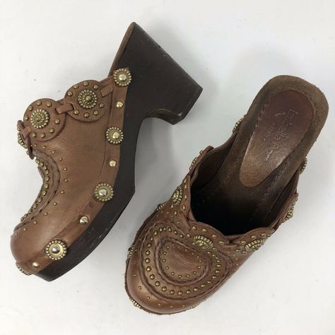 Isabella Fiore Women's 6 Brown Leather Studded Clogs Slip On Mules Made In Italy Heel height: 3" Small chips/dents on wooden heels, see pictures. Brown Clogs Outfit, Boho Chic Shoes, Random Clothing, Mules Outfit, Vintage Clogs, Heeled Clogs, Vintage Shoes Women, Studded Clogs, Clogs Outfit