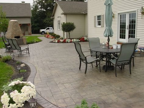 Concrete Patios Pictures - Gallery - The Concrete Network Backyard Pavers, Stamped Concrete Patio Designs, Poured Concrete Patio, Concrete Patio Ideas, Pavers Patio, Diy Concrete Patio, Concrete Stain Patio, Patio Pictures, Cement Patio