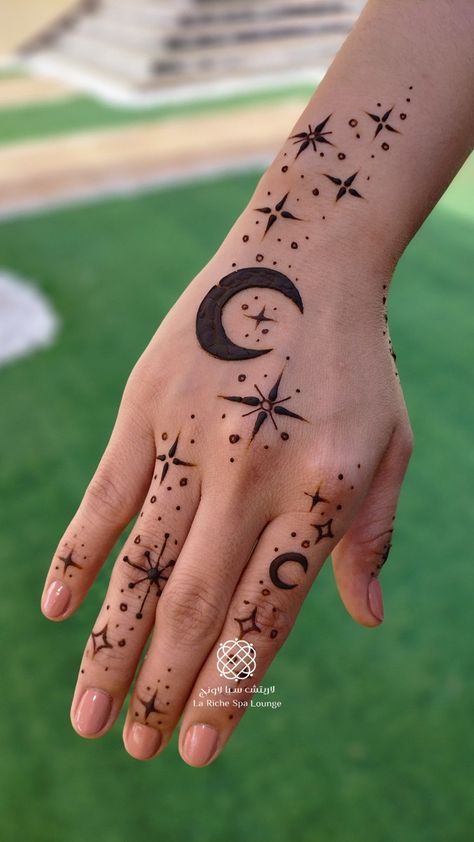 Henna Designs Moon And Stars, Easy Simple Henna Designs For Eid, Elements Hand Tattoo, Witchy Henna Designs, Small Hand Henna, Goth Henna, Cute Henna Ideas, Star Henna Designs, Henna Inspo Simple