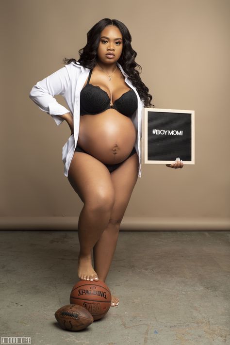 Maternity Shoot Black Women, Diy Maternity Photos, Maternity Shoot Outfit, Studio Maternity Shoot, Maternity Picture Outfits, Baby Bump Photoshoot, Mommy Daughter Photos, Pregnancy Announcement Photoshoot, Cute Pregnancy Pictures