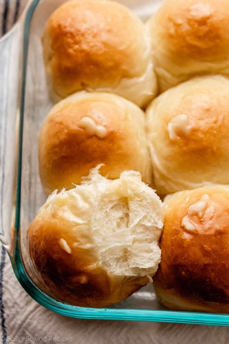 You only need 7 ingredients to make these yeasted honey butter rolls. Fluffy, flaky, soft, and buttery, with a dose of honeyed sweetness, these fresh rolls are in another league than anything store-bought. Delicious sweet dinner rolls recipe on sallysbakingaddiction.com Sweet Dinner Rolls Recipe, Honey Butter Rolls, Easter Brunch Recipes, Homemade Honey Butter, Butter Rolls, Breakfast Casserole With Biscuits, Sweet Dinner Rolls, Spring Recipes Dessert, Homemade English Muffins