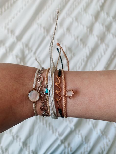 Pouge Life Jewelry, Pura Vida Bracelets Aesthetic, Pura Vida Aesthetic, Tiktok Girlies, Surf Girl Aesthetic, Beachy Girl Aesthetic, Keywest Kitten, Surfer Girl Jewelry, Beach Style Jewelry