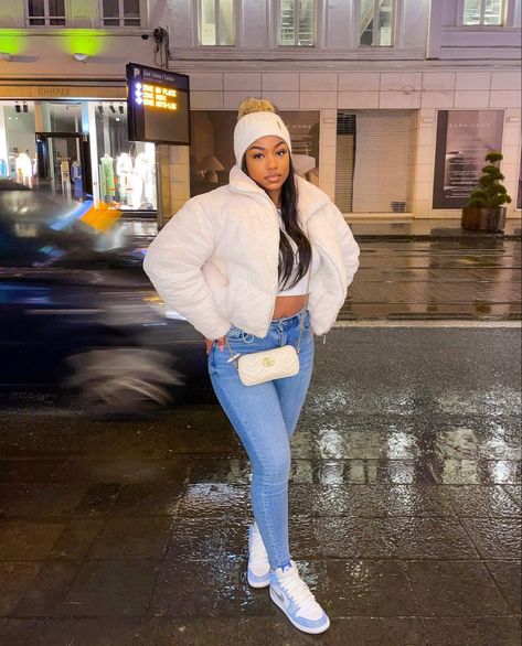 White Puffer Coat Outfit, Crop Puffer Jacket Outfit, White Puffer Outfit, Puffer Jacket Outfit Black, White Puffer Jacket Outfit, Puffy Jacket Outfit, Puffer Coat Outfit, Fall Jackets Outfit, White Puffer Jacket