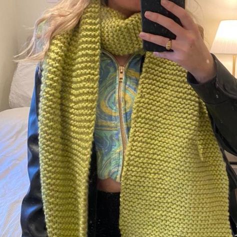 Aesthetic Crochet Scarf, Crochet Scarf Outfit, Cute Scarf Outfits, Knitted Scarf Outfit, Crochet Scarf Aesthetic, Scarfs Outfits, Knit Scarf Outfit, Knit Scarf Patterns, Stripe Scarf Knit