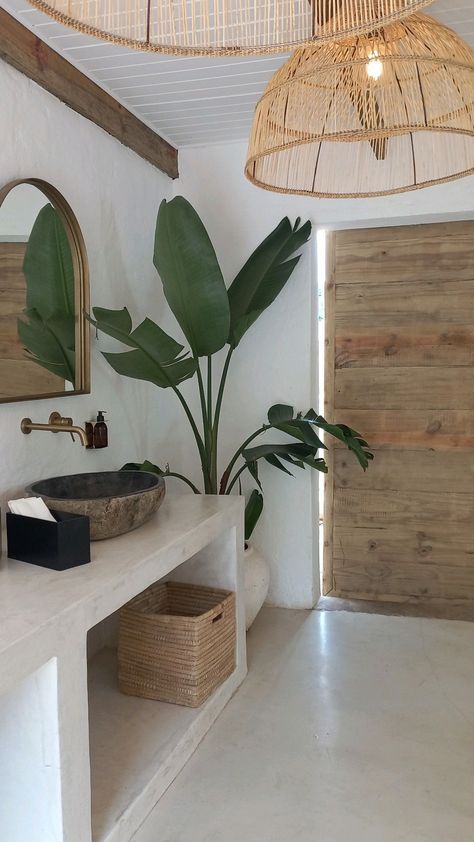 Polynesian Decor Interior Design, Small Tropical Bathroom, Modern Tropical Home, Salons Cottage, Boho Beach House, Hawaiian Homes, Tropical Bathroom, Tropical Houses, Pallet Ideas