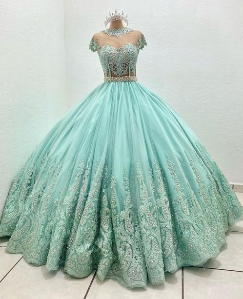 #xvaños #moda #quinceañera #tendencia #2022 #vestidos #glamur #fiesta #glitter Gold Quince Dress, Victorian Ballgown, Formal Wrap, Vestido Charro, Sweet 15 Party Ideas Quinceanera, Satin Sleeves, Quinceanera Themes Dresses, Disney Wedding Dresses, Quinceanera Themes