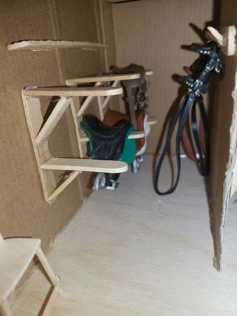 Model horse stable made from popciscle sticks and cardboard Hobby Horse Stall, Diy Horse Toys, Mini Horse Tack, Schleich Horses Stable, Toy Horse Stable, Joululahjat Diy, Horse Tack Diy, Diy Horse Barn, Horse Barn Ideas Stables