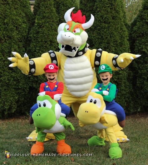 mario family costume Mario Brothers Halloween Family, Baby Toad Costume Super Mario, Mario Family Costume, Mario Brothers Costumes, Mario Costumes, Yoshi Costume, Bowser Costume, Disneyland Costumes, Mario Halloween Costumes