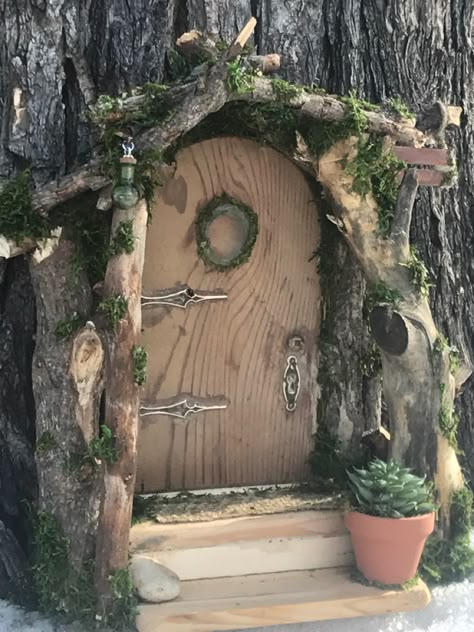 Gnome Door On Tree, Diy Fairy Door, Fairy Doors On Trees, Fairy Garden Doors, Fairy Tree Houses, Fairy House Diy, Fairy Garden Designs, Fairy Garden Crafts, Faeries Gardens