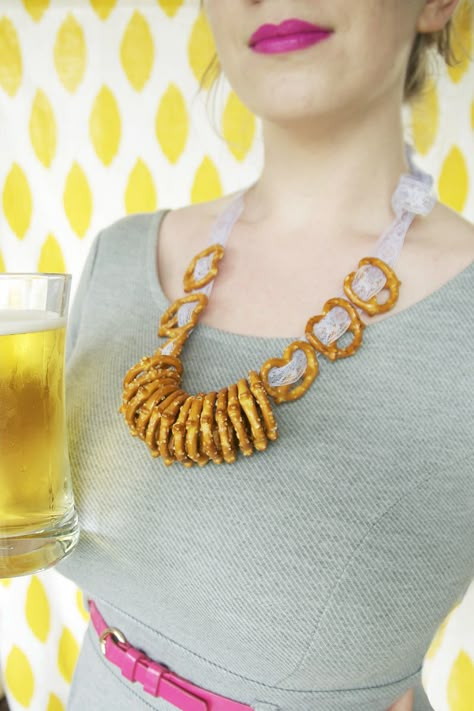 The ultimate Oktoberfest accessory? A #DIY pretzel necklace, of course! Oktoberfest Necklace, Oktoberfest Party Ideas, Beer Themed Cake, Oktoberfest Hairstyle, Octoberfest Party, Beer Mug Cake, Pretzel Necklace, Oktoberfest Decorations, Beer Tasting Parties