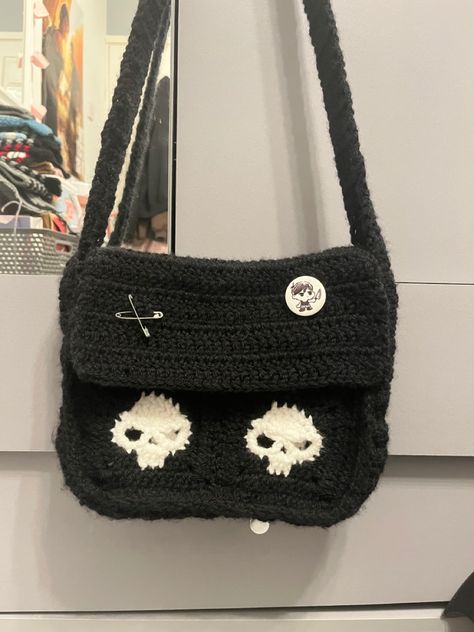 skull, omori, skulls, messenger bag, crochet, crochet inspiration, crochet messenger bag, crochet bag, tote bag, crochet ideas, crochet bag ideas, sunny, omori bag, omori merch, grunge, goth, alternative Cute Accessories Alt, Skull Messenger Bag Crochet, Messager Bags Crochet, Alt Messenger Bag, Crochet Bag Style, Crochet Dark Aesthetic, Crochet Coffin Bag Pattern Free, Black Bag Crochet, Emo Crochet Bag