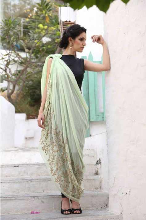 Dupatta like a drape Saree Draping Styles, Mehendi Outfits, Destination Dress, Salwar Kamiz, Indian Couture, Saree Dress, Indian Attire, Indo Western, Wedding Destination