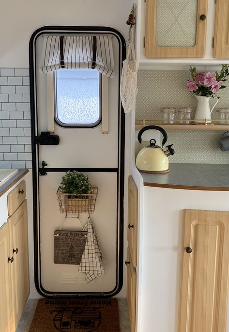 Cute Rvs Interior, Tiny Caravan Renovation, Small Camper Ideas Space Saving, 5th Wheel Washer And Dryer, Caravan Diy Interior, Diy Caravan Interior, Cute Caravan Interior, Cute Rv Decor, Caravan Ideas Interior