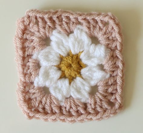 Daisy Granny Squares Crochet, Daisy Square Tutorial, 3d Daisy Granny Square, Daisy Granny Square Pattern Free, Daisy Granny Square Tutorial, Daisy Granny Square Pattern, Granny Square Crochet Tutorial, Square Crochet Tutorial, Granny Square For Beginners