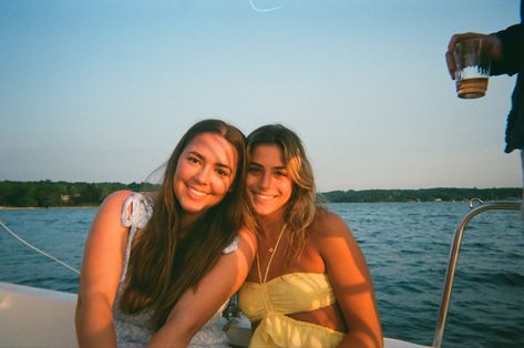 Fujifilm Disposable Camera Aesthetic, Fuji Disposable Camera Photos, Digital Camera Photos Beach, Film Pictures Friends, Vintage Picture Ideas, Vintage Camera Pictures, Disposable Film Photos, Film Camera Pictures, Fuji Disposable Camera