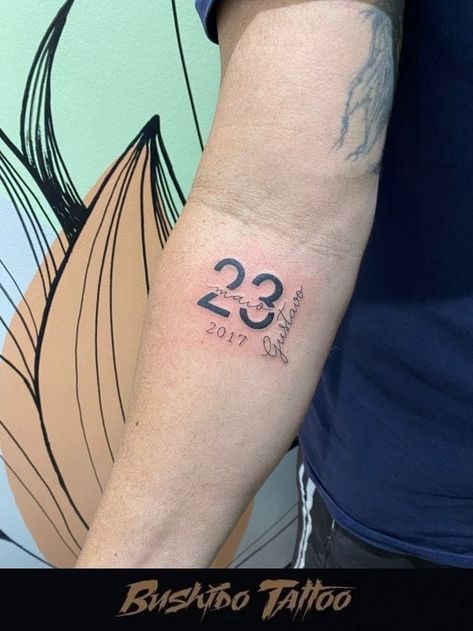 Birthday Tattoo Design, Tattoo Nome, Remember Tattoo, Tattoo Homme, Wrist Tattoo Ideas, Henna Inspired Tattoos, Birthday Tattoo, Armband Tattoos, Date Tattoos