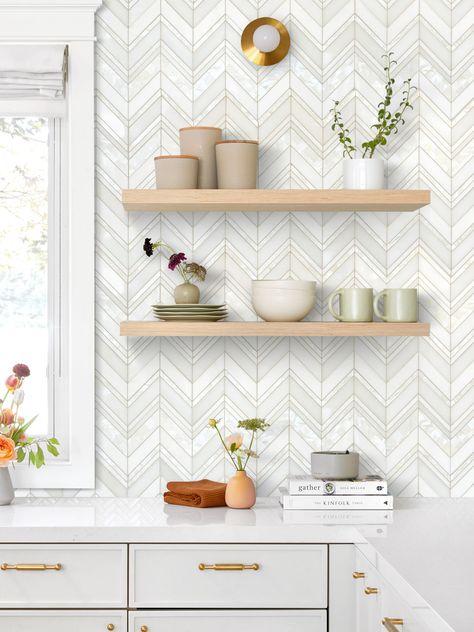 21  Backsplash Ideas for Small Kitchen (CREATIVE) - Backsplash Backsplash For White Kitchen, Best Kitchen Backsplash Ideas, Chevron Tile Backsplash, Best Kitchen Backsplash, Marble Mosaic Backsplash, Black Kitchen Countertops, Creative Backsplash, White Mosaic Tile, Marble Tile Backsplash