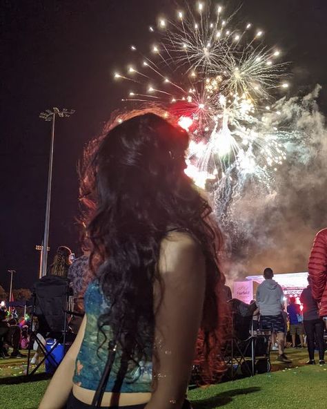 Girl looking at fireworks on new years eve NYE aesthetic black hair brown South Asian Desi girl Black Hair Brown Girl, Aesthetic Black Hair, Nye Aesthetic, Concert Picture Ideas, Fourth Of July Pics, Selfies Ideas, Festival Friends, Fireworks Pictures, Festival Aesthetic