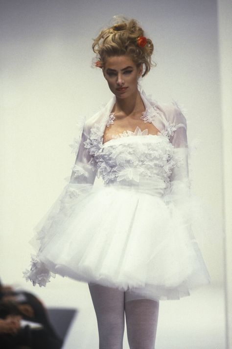 Harry Clarke, 90s Runway Fashion, Runway Fashion Couture, 90s Runway, Claudia Schiffer, Fashion Couture, Naomi Campbell, Mode Inspo, Mode Vintage