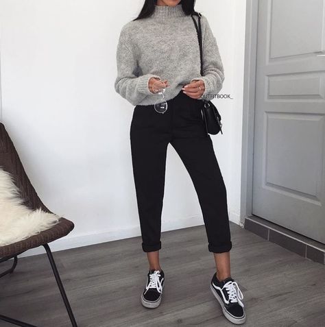 d9731321ef4e063ebbee79298fa36f56desc52953791ri Fall Outfits 2018, Uni Outfits, Cute Outfits For School, Trending Fashion Outfits, Instagram Beauty, White Boots, Fall Fashion Trends, Fashion Mode, College Outfits