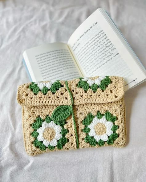 Booksleeve Crochet, Book Bag Crochet, Crochet Book Sleeve, Crochet Book Cover, Crochet Cardigan Free, Crochet Wallet, Crochet Case, Book Pouch, Cozy Crochet Patterns