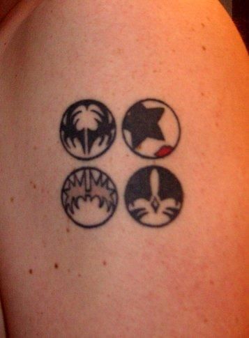 Kiss Band Tattoo Ideas, Kiss Band Tattoo, Tattoo Kiss, Rock Tattoos, Banda Kiss, Kiss Party, Wedding Band Tattoo, Kiss Tattoos, Shamrock Tattoos