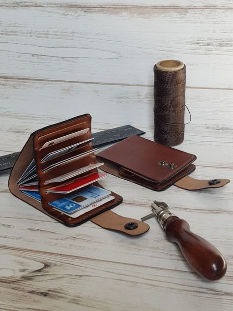 Leather Card Case Pattern, Leather Working Projects, Mens Leather Wallet, Leather Wallet Pattern, Small Leather Wallet, Leather Cardholder, Animal Bag, Leather Diy Crafts, Leather Card Case