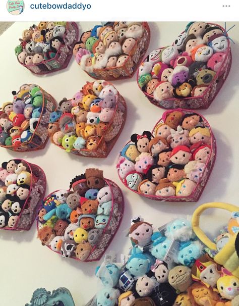 Cute Tsum Tsum Collection Display Tsum Tsum Display Ideas, Casa Disney, Deco Disney, Disney Bedrooms, Collection Displays, Disney Rooms, Collection Display, Disney Tsum Tsum, Disney Plush