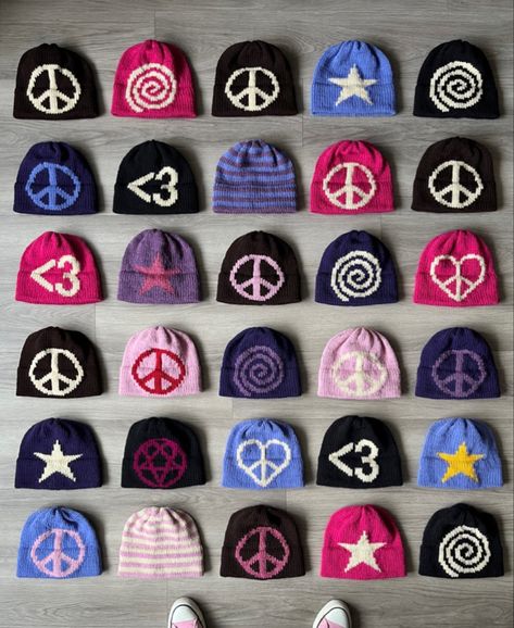 Imvu Accessories, Beanies Aesthetic, Beanie Aesthetic, Cool Beanies, Hat Aesthetic, Crochet Beanie Hat, Crochet Clothing And Accessories, Cute Poses For Pictures, Yarn Projects