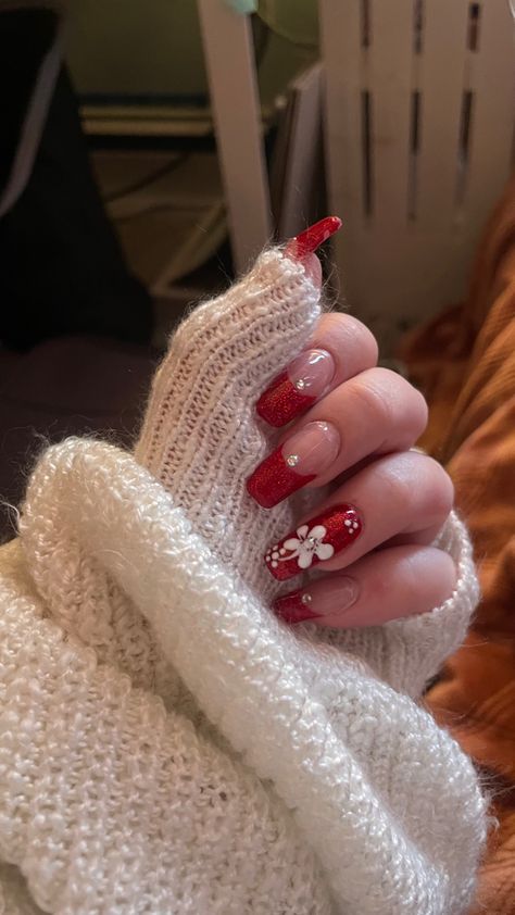 Hawaiian Christmas Nails, Red French Tip Hibiscus Nails, Red Nails With Hibiscus Flower, Christmas In Hawaii Nails, Nail Inspo Hibiscus Flower, Chrostmas Nails, Red Hawaiian Nails, Nails Hibiscus, Hawaiian Flower Nails Y2k