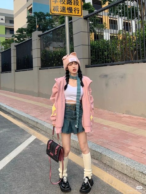 Cat Hat Outfit Aesthetic, Pink Bucket Hat Outfit, Bucket Hat Outfit Aesthetic, Ulzzang Outfit, Bucket Hat Outfit, Drawing Models, Sun Fashion, Kpop Concert Outfit, Hat Outfit