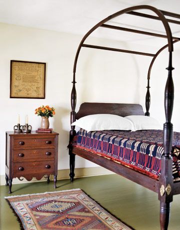 The centerpiece of this room is a Sheraton tester bed, circa 1820, covered with a vintage wool coverlet. The bare frame is kept showing to give the bed a more masculine feel. A child-size chest of drawers functions as a bedside table. Tester Bed, Primitive Bedroom, Bed Parts, Canopy Frame, Bedroom Decorating Ideas, Pretty Bedroom, Blanket Chest, Vintage Bedroom, Bedroom Decorating