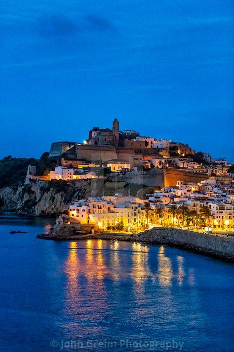 Spain Vibes, Town At Night, Ibiza Vibes, Ibiza Island, Ibiza Travel, Spain Trip, Spain Photos, Ibiza Town, Catch Flights