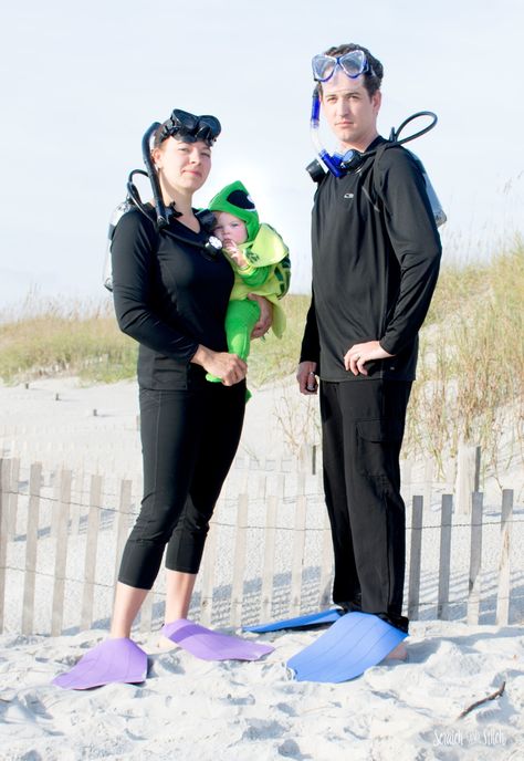 Sea Turtle and Scuba Divers Family Halloween Costume - scratchandstitch.com Baby Turtle Costume, Maternity Halloween Costume, Diver Costume, Zombie Couple Costume, Scuba Diver Costume, Diy Baby Halloween Costumes, Maternity Halloween, Beach Costume, Baby Valentines