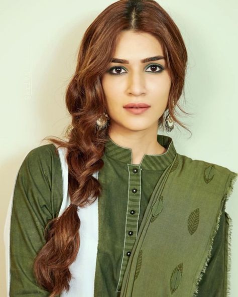 Kriti Sanon Hairstyles, Kriti Senon, Kriti Sanan, Kohli Wallpapers, Saree Hairstyles, Madrid Football, Indian Sari Dress, African Prom Dresses, Sari Dress