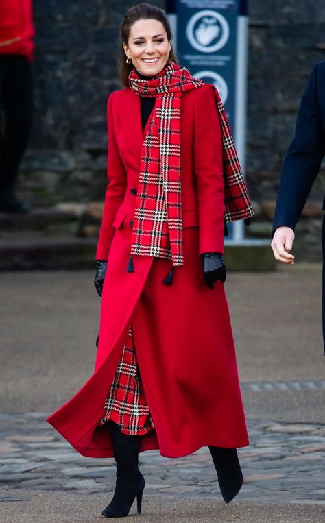 Red Coat Outfit, Kate Middleton Stil, Herzogin Von Cambridge, Black Dress Coat, Mode Mantel, Cosy Outfit, Estilo Real, Middleton Style, Winter Mode