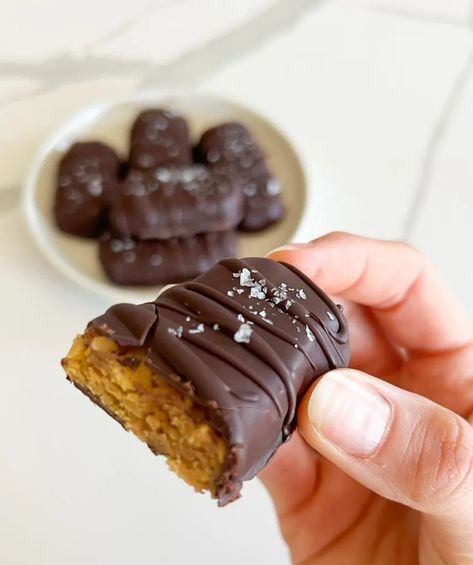 Healthy Homemade Butterfingers (Gluten Free, Vegan Friendly) - Calla's Clean Eats Callas Clean Eats, Butterfinger Recipes, Homemade Butterfingers, Crunchy Peanut Butter, Peanut Butter Filling, Melting Chocolate Chips, Clean Eats, Chocolate Coating, Gluten Free Chocolate