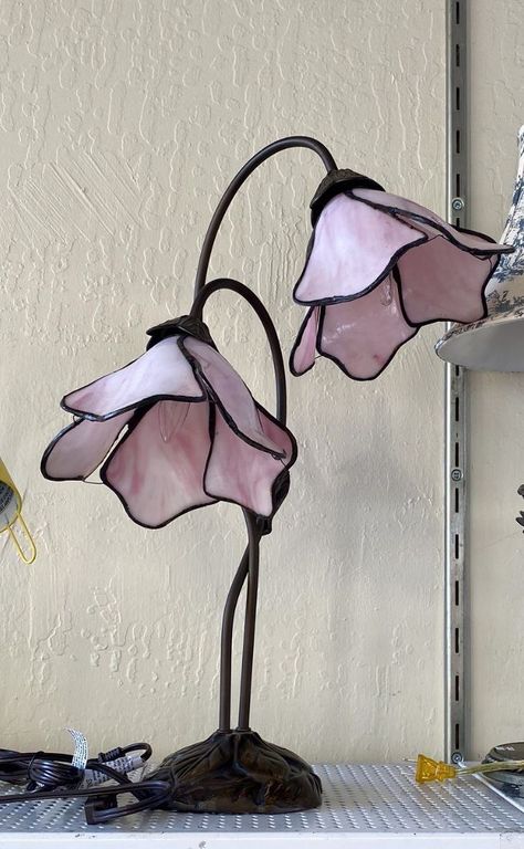 Bedroom Lamps Aesthetic, Pink Tiffany Lamp, Tiffany Lamp Aesthetic, Vintage Flower Lamp, Living Room Aesthetic Vintage, Glass Flower Lamp, Lily Lamp, Flower Lamps, Pink Lily Flower